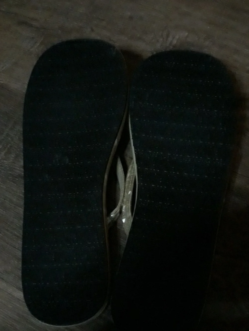 GAP Women’s Flip Flop Sandals in Light Gray